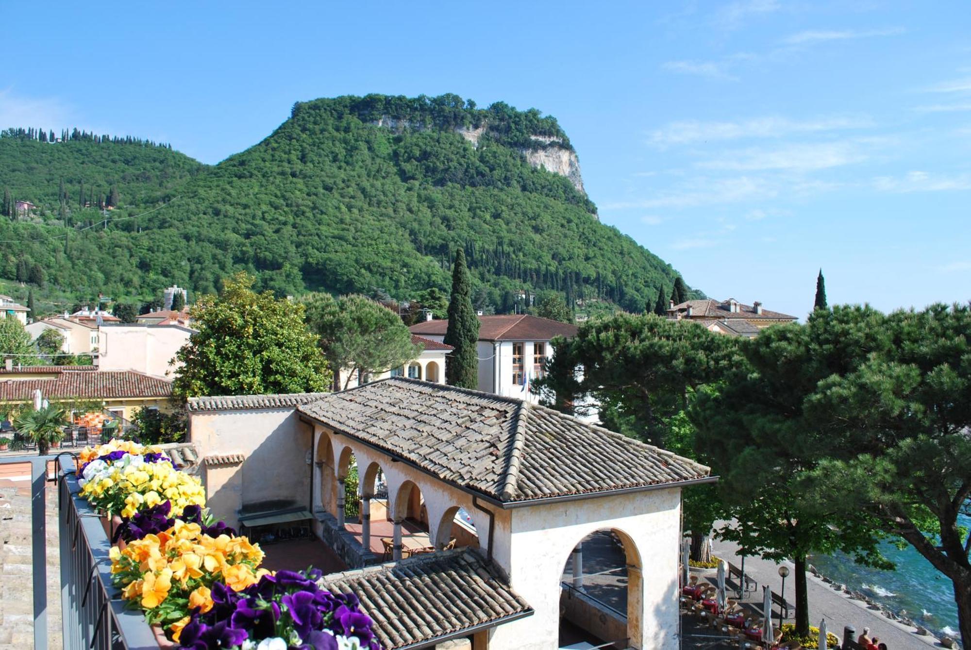 Albergo All'Ancora Garda  Bagian luar foto