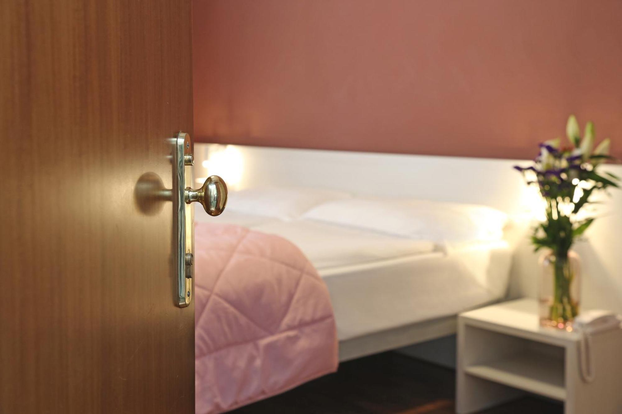 Albergo All'Ancora Garda  Bagian luar foto