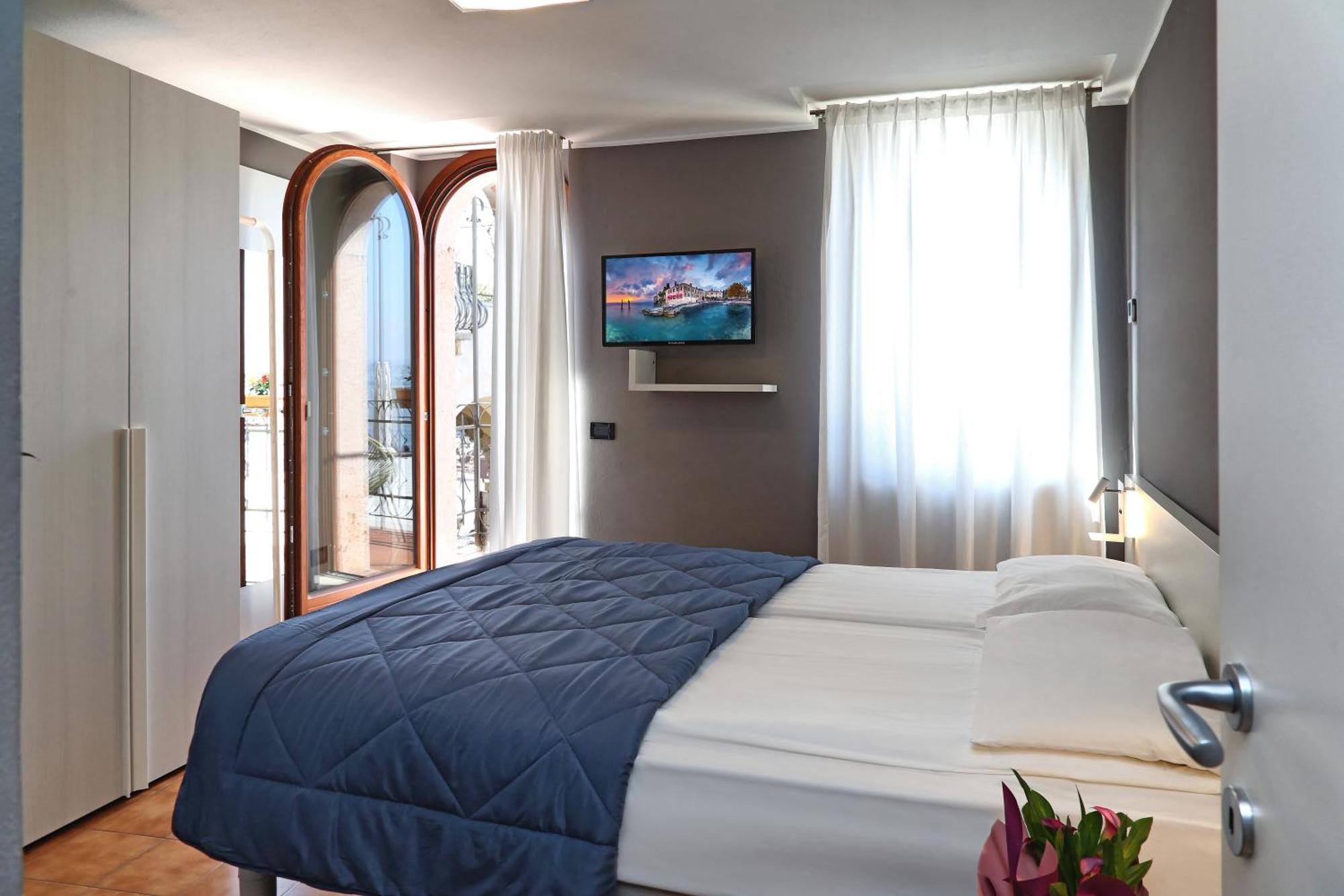 Albergo All'Ancora Garda  Bagian luar foto