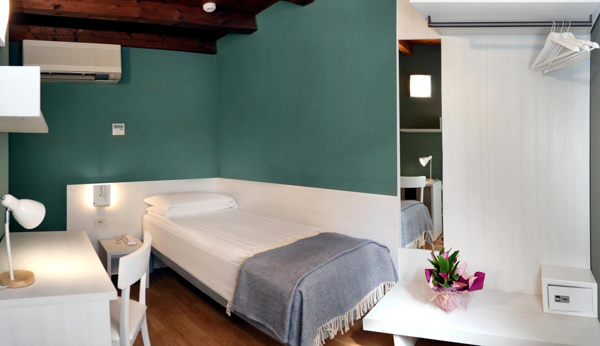 Albergo All'Ancora Garda  Bagian luar foto