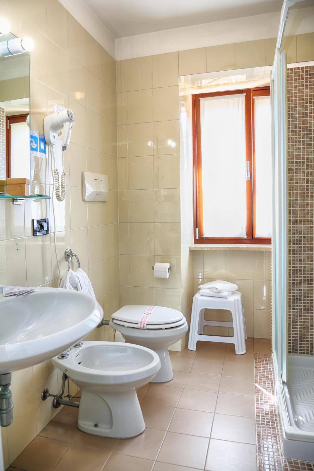 Albergo All'Ancora Garda  Bagian luar foto
