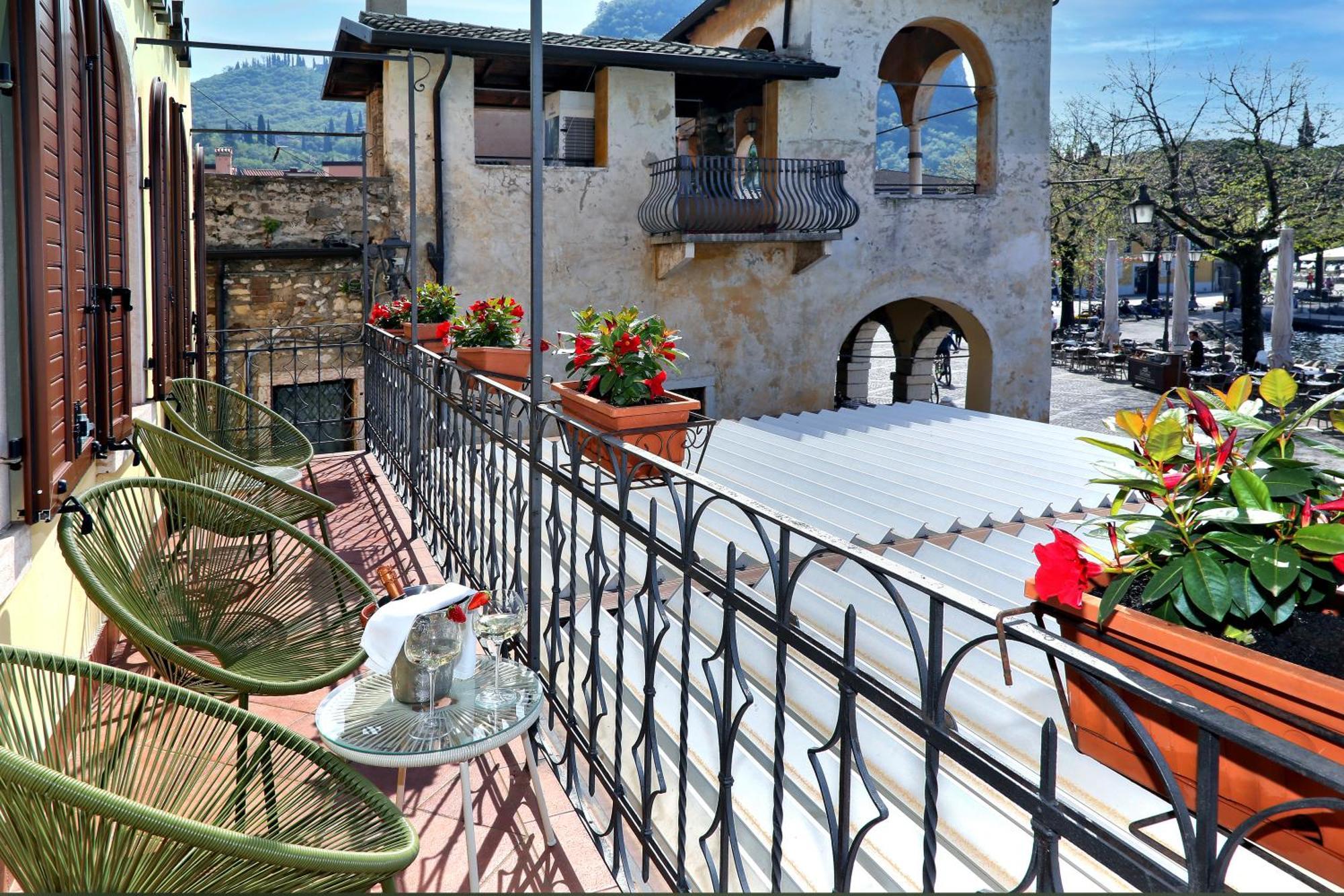 Albergo All'Ancora Garda  Bagian luar foto