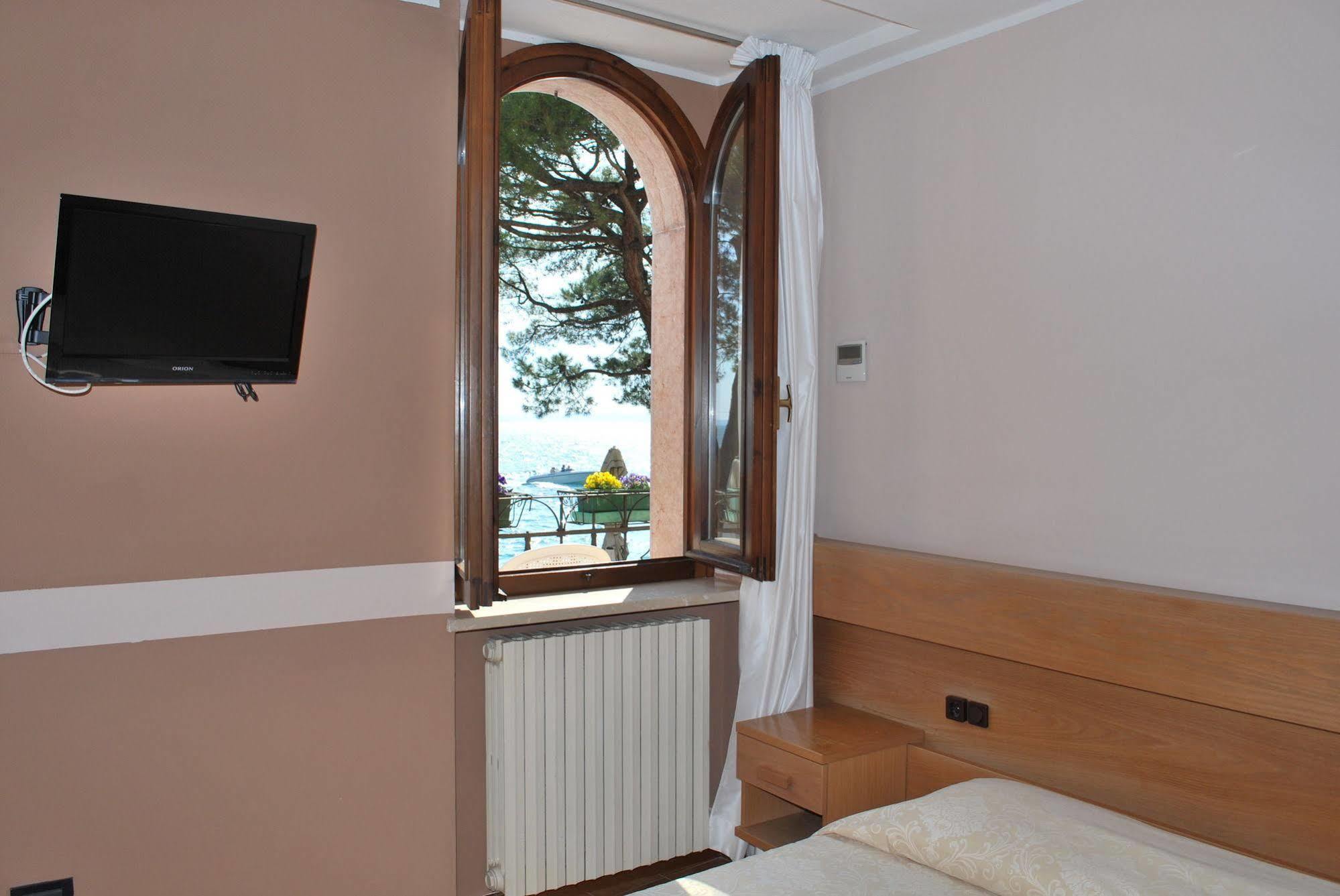 Albergo All'Ancora Garda  Bagian luar foto