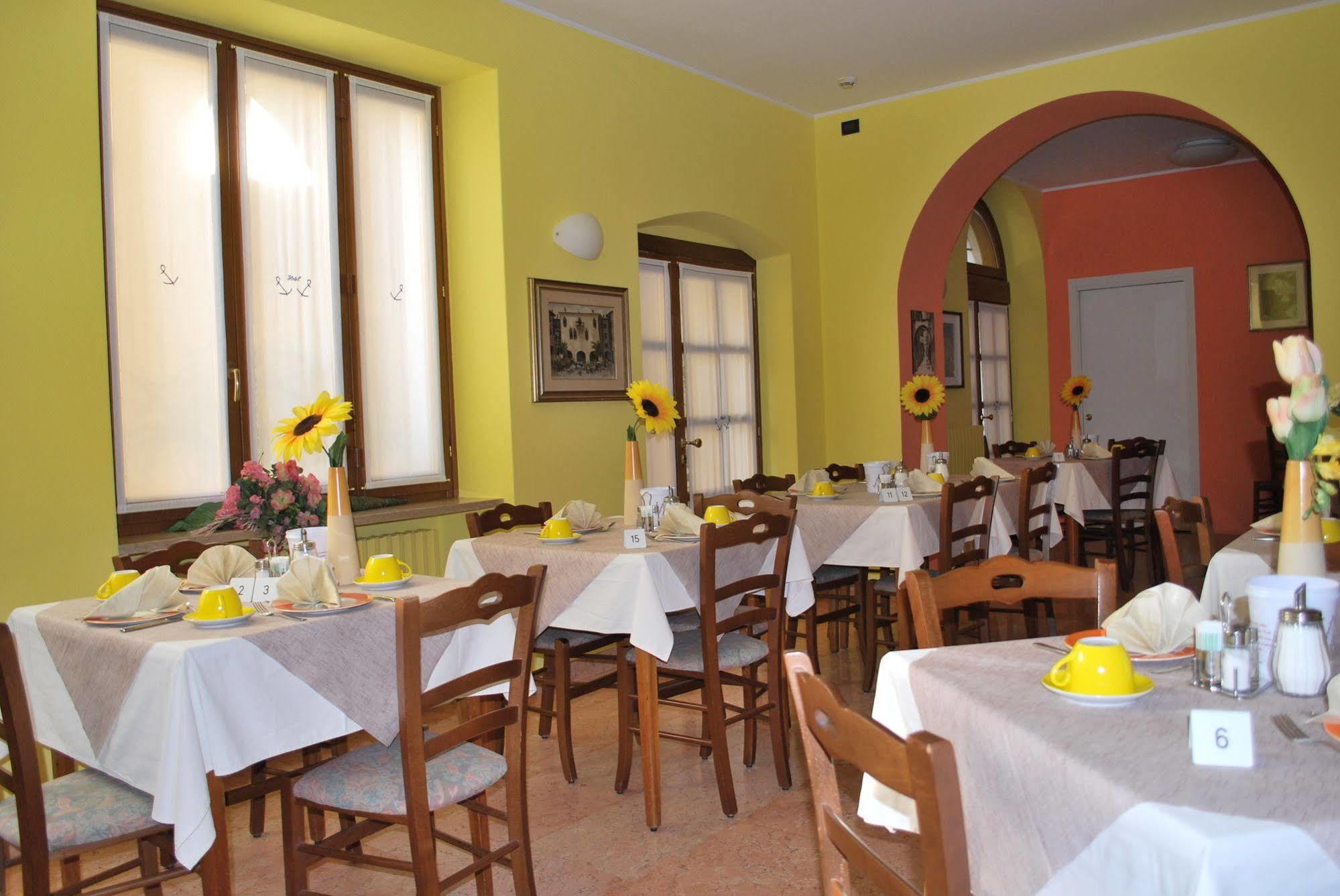 Albergo All'Ancora Garda  Bagian luar foto